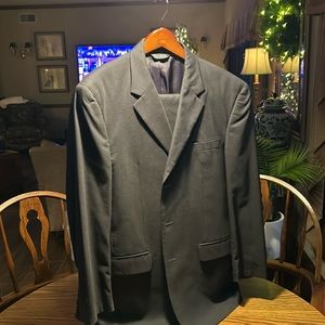 Jos A Bank 43R 2 pc suit. Pleated pants with cuffs. Very classy suit! Royal Blue